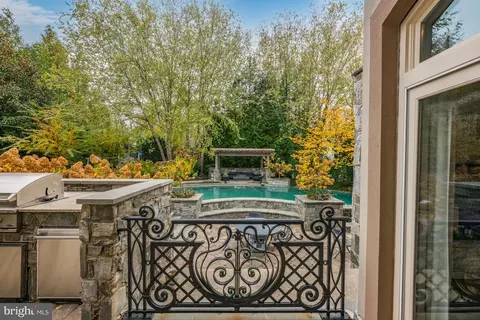 Exterior - 8305 Fox Haven Dr, Mclean, VA 22102 photo 6 of 7