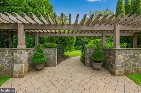 Exterior - 8305 Fox Haven Dr, Mclean, VA 22102 photo 5 of 7