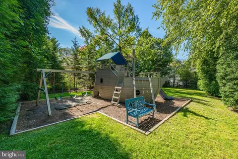 Exterior - 8305 Fox Haven Dr, Mclean, VA 22102 photo 7 of 7
