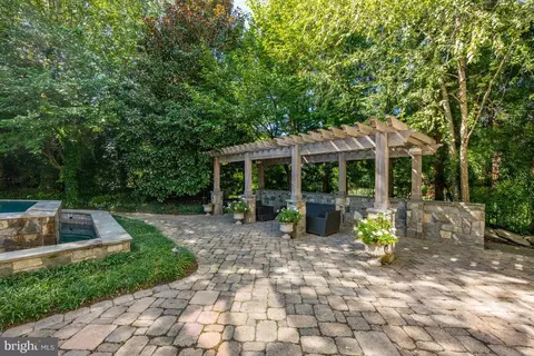 Exterior - 8305 Fox Haven Dr, Mclean, VA 22102 photo 4 of 7