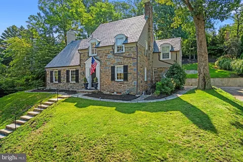 6029 Grove Dr, Alexandria, VA 22307