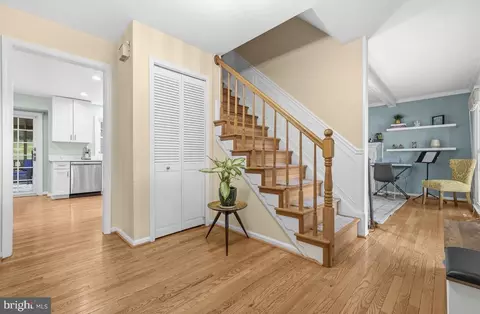 Entry Way - 8853 Applecross Ln, Springfield, VA 22153 photo 3 of 4