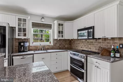 Kitchen - 6850 Brian Michael Ct, Springfield, VA 22153 photo 3 of 4