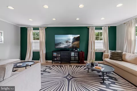 Living - 6850 Brian Michael Ct, Springfield, VA 22153 photo 1 of 2