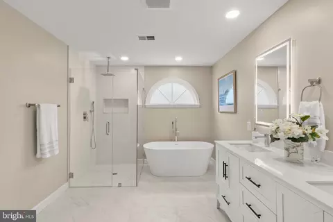 6312 Chaucer View Cir, Alexandria, VA 22304
