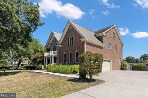 8813 Oak Leaf Dr, Alexandria, VA 22309