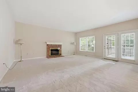 Living - 4308 Warner Ln, Chantilly, VA 20151 photo 2 of 4