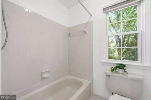 Bath - 4308 Warner Ln, Chantilly, VA 20151 photo 5 of 6