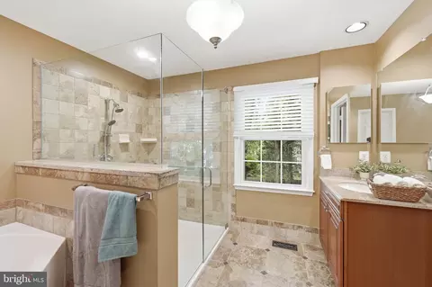 Bath - 4308 Warner Ln, Chantilly, VA 20151 photo 2 of 6
