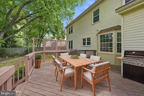 Exterior - 4308 Warner Ln, Chantilly, VA 20151 photo 2 of 8