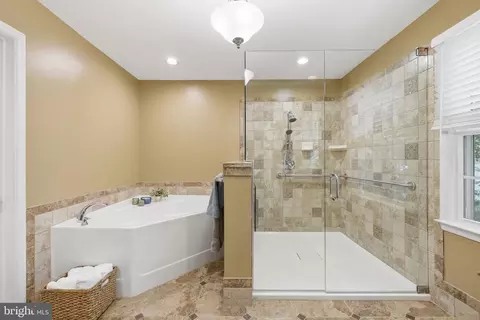 Bath - 4308 Warner Ln, Chantilly, VA 20151 photo 1 of 6
