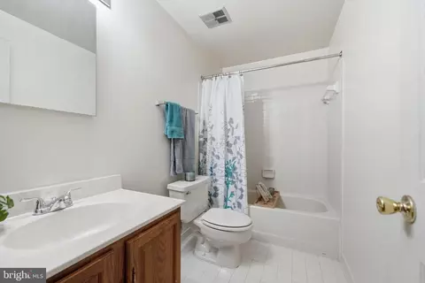 Bath - 4308 Warner Ln, Chantilly, VA 20151 photo 6 of 6