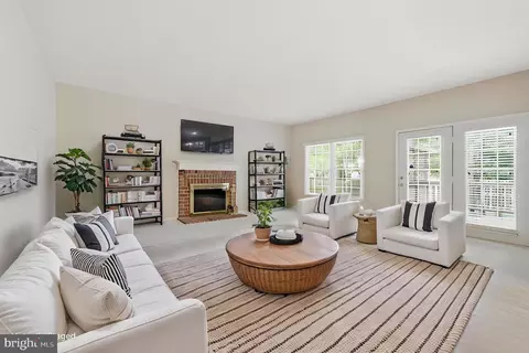 Living - 4308 Warner Ln, Chantilly, VA 20151 photo 1 of 4
