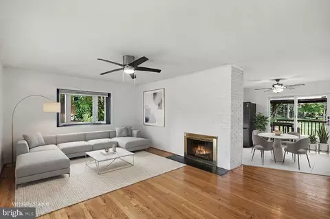 Living - 5422 Ferndale St, Springfield, VA 22151 photo 2 of 4