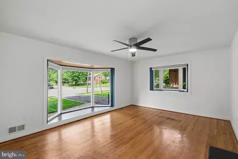 Living - 5422 Ferndale St, Springfield, VA 22151 photo 3 of 4