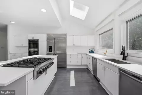 Kitchen - 7545 Potomac Fall Rd, Mclean, VA 22102 photo 4 of 7