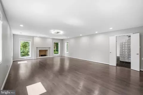 Living - 7545 Potomac Fall Rd, Mclean, VA 22102 photo 19 of 26