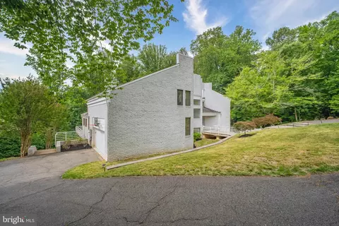 Exterior - 7545 Potomac Fall Rd, Mclean, VA 22102 photo 8 of 25