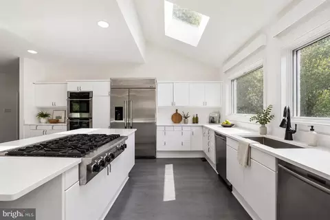 Kitchen - 7545 Potomac Fall Rd, Mclean, VA 22102 photo 5 of 7