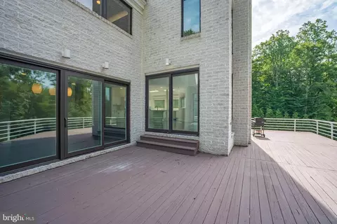 Exterior - 7545 Potomac Fall Rd, Mclean, VA 22102 photo 4 of 25