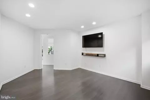 Living - 7545 Potomac Fall Rd, Mclean, VA 22102 photo 11 of 26