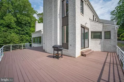 Exterior - 7545 Potomac Fall Rd, Mclean, VA 22102 photo 7 of 25
