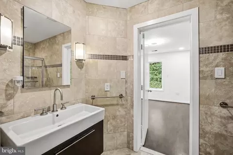 Bath - 7545 Potomac Fall Rd, Mclean, VA 22102 photo 6 of 8