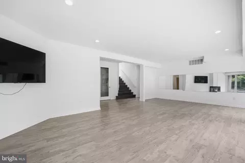 Living - 7545 Potomac Fall Rd, Mclean, VA 22102 photo 23 of 26