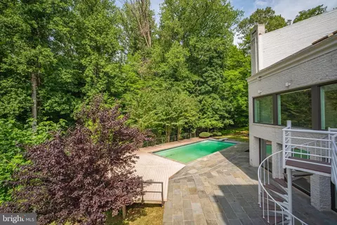 Exterior - 7545 Potomac Fall Rd, Mclean, VA 22102 photo 10 of 25