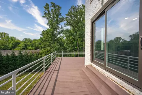 Exterior - 7545 Potomac Fall Rd, Mclean, VA 22102 photo 6 of 25
