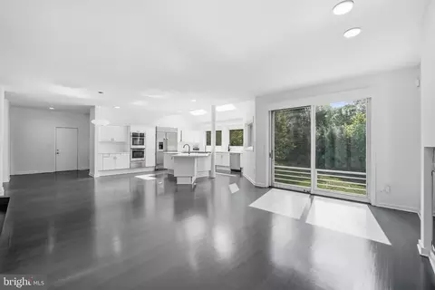 Living - 7545 Potomac Fall Rd, Mclean, VA 22102 photo 17 of 26