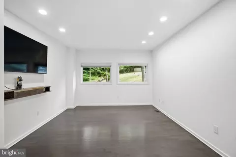 Living - 7545 Potomac Fall Rd, Mclean, VA 22102 photo 16 of 26