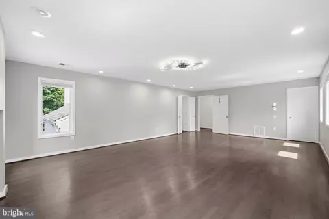 Living - 7545 Potomac Fall Rd, Mclean, VA 22102 photo 20 of 26