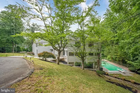 Exterior - 7545 Potomac Fall Rd, Mclean, VA 22102 photo 14 of 25
