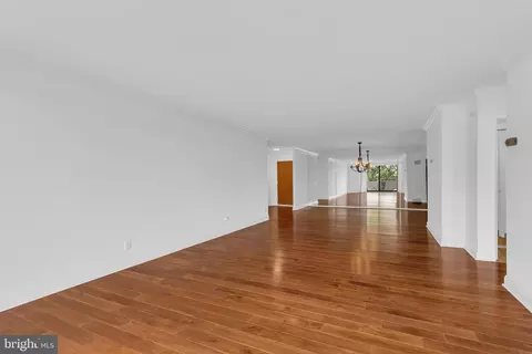 Living - 1800 Old Meadow Rd #1014, Mclean, VA 22102 photo 3 of 7