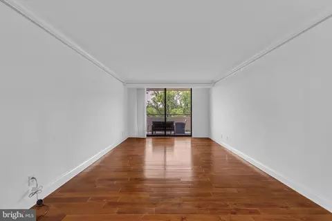 Living - 1800 Old Meadow Rd #1014, Mclean, VA 22102 photo 6 of 7