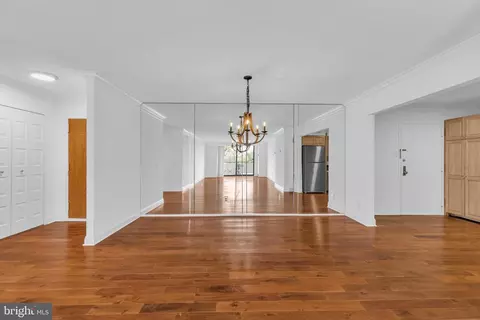 Living - 1800 Old Meadow Rd #1014, Mclean, VA 22102 photo 5 of 7
