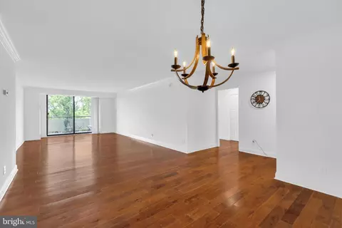Living - 1800 Old Meadow Rd #1014, Mclean, VA 22102 photo 2 of 7