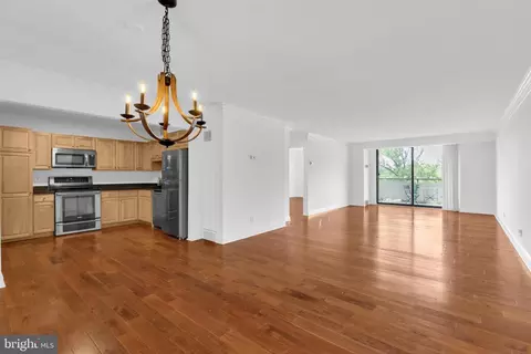Living - 1800 Old Meadow Rd #1014, Mclean, VA 22102 photo 1 of 7