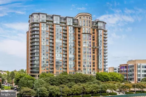 8220 Crestwood Heights Dr #105, Mclean, VA 22102