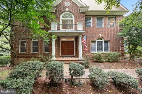 851 Forestville Meadows Dr, Great Falls, VA 22066