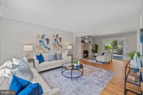 9556 Pine Bough Pl, Vienna, VA 22181