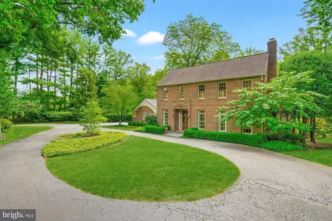 Exterior - 1033 Swinks Mill Rd, Mclean, VA 22102 photo 2 of 11