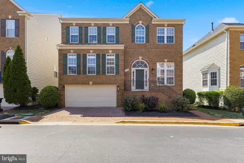 9136 Lake Parcel Dr, Fort Belvoir, VA 22060