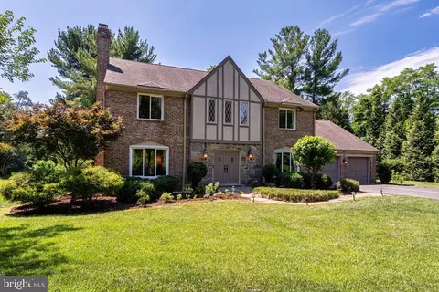 Exterior - 1077 Spring Hill Rd, Mclean, VA 22102 photo 2 of 10