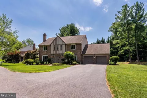 Exterior - 1077 Spring Hill Rd, Mclean, VA 22102 photo 10 of 10