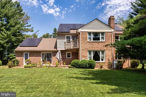 Exterior - 1077 Spring Hill Rd, Mclean, VA 22102 photo 6 of 10