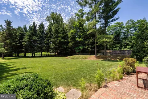 Exterior - 1077 Spring Hill Rd, Mclean, VA 22102 photo 8 of 10