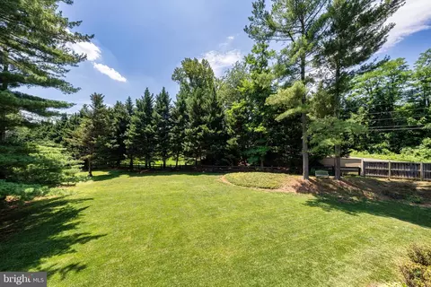 Exterior - 1077 Spring Hill Rd, Mclean, VA 22102 photo 9 of 10