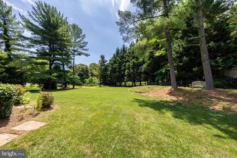 Exterior - 1077 Spring Hill Rd, Mclean, VA 22102 photo 7 of 10